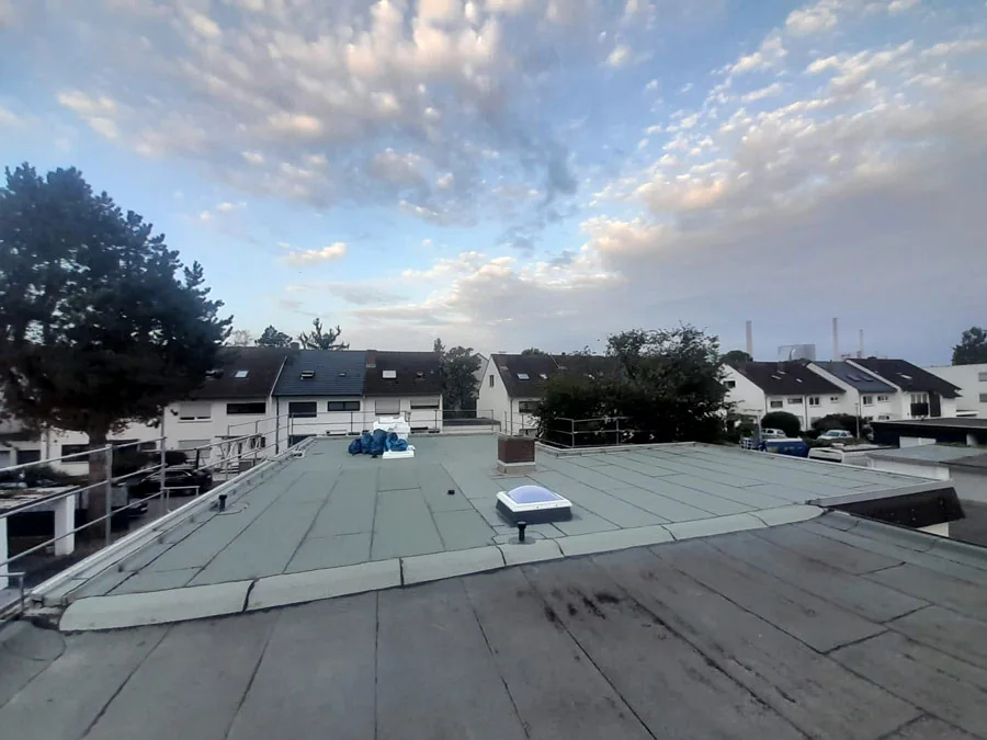 Großes Flachdach mit Lichtkuppeln