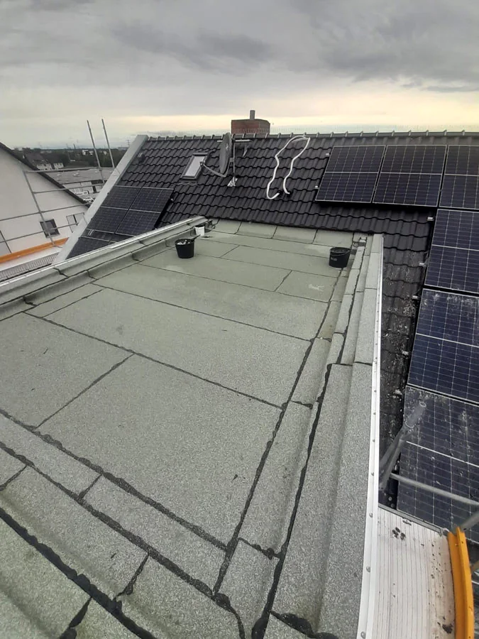Flachdach neben Photovoltaikmodulen