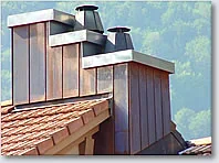 Metallverkleidung an Kamin und Dach